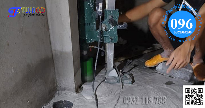 cách thợ bổ sung nước vừa đủ khi khoan để tăng hiệu quả