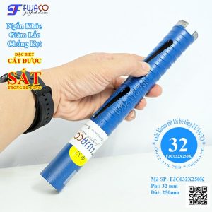trên tay mũi khoan rút lõi khô 32x250 mm khoét lỗ tường bê tông